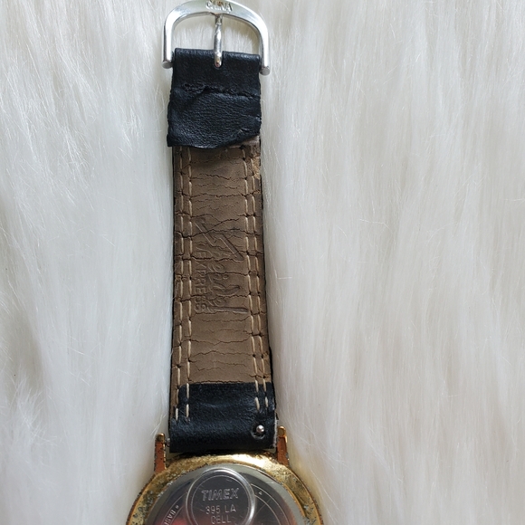 Women's timex quartz wrist watch with leather band. - Picture 4 of 8